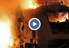 Те показват горящите вагони на влака и огромните пламъци които