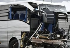 Двамата шофьори са със сериозни нараняванияАвтобус с 40 деца от