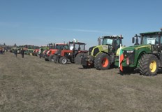 Земеделска техника е паркирана край главния път Плевен РусеВече