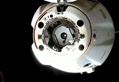 На борда на кораба има четирима астронавтиКорабът Дракон с четиричленен