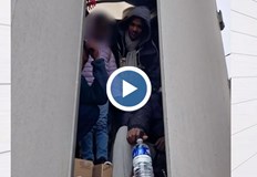 Мигрантите влезли в каросерията на камиона докато мъжът спялНаш международен