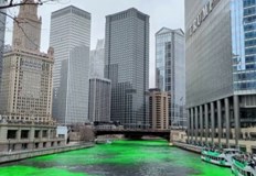 Така местните отбелязват празника на Свети ПатрикРека Чикаго която преминава