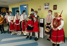 Баба Марта закичи децата и всеки получи парче вкусна пита