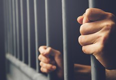 Мъжът е прекарал години в мръсни килии и получил здравословни