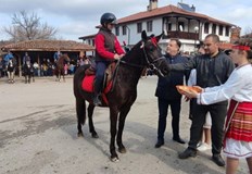 Площадът на село Арбанаси отесня от туристите дошли да видят