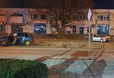 Младеж се бори за живота си след удар между две