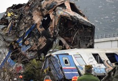 Общо 57 души загинаха при сблъсък между пътнически и товарен