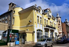 Сградата е построена за търговска къща на германеца Хайнрих Лангбен