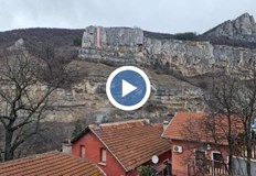 Украшението ще остане върху скалите в следващите две седмициАлпинистите от