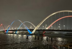 Мемориалният мост на Фредрик Дъглас бе осветен в бяло синьо