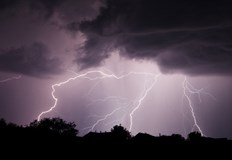 След жегите в страната се появиха гръмотевични бури градушка и