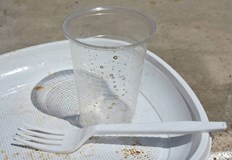 Клиентите вече заплащат пластмасовите съдове за храна а магазините трябва