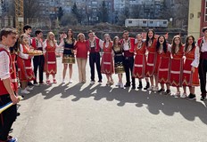 Ученици с народни носии изненадаха своята класна ръководителкаНа 8 март