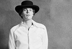 Рокендрол барабанистът страда от нарастващи психически проблеми и прекарва втората