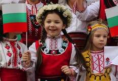 Изборът на датата не е приеман еднозначно в обществото тъй