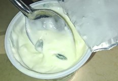 Догадките за естеството на находката варират от хлебарки до скакалциМайка