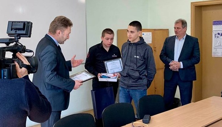 Никълъс и Йордан всеки ден пътуват с бързия влак от Шумен и Търговище за Горна Оряховица, където учат Никълъс и Йордан всеки ден пътуват с бързия влак от Шумен и Търговище за Горна Оряховица, където учат