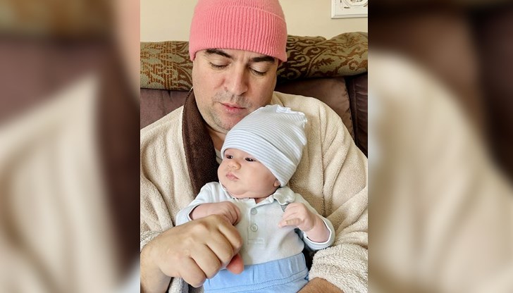 Дядо Иван и малкият Тервел изглеждат много щастливи