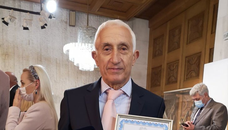 На прословутия път Русе - Бяла ежедневно стават инциденти и представете си да вдигнете хеликоптер чак от София, заяви д-р Огнян Хаджийски