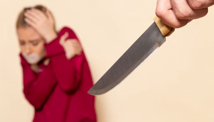 Момичето е било заплашено с нож от група от шестима непълнолетни