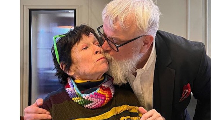 Актрисата видимо е приятно смутена от целувката на актьора Пенев