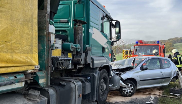 Камион навлезе в насрещното движение и удари два автомобила