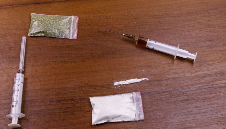 У двамата мъже са открити метамфетамин и марихуана