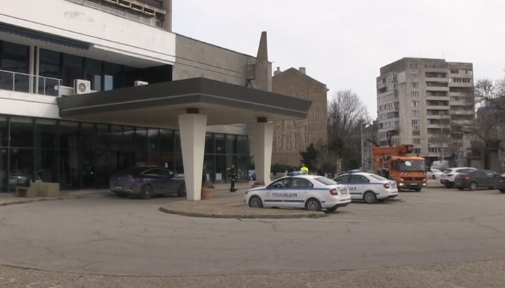 Тялото на жената е паднало на козирката на хотел "Рига"