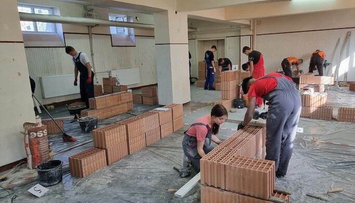 Надпреварата се провежда в Професионалната гимназия по строителство „Пеньо Пенев“ в Силистра Надпреварата се провежда в Професионалната гимназия по строителство „Пеньо Пенев“ в Силистра