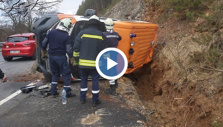 Шофьорът ѝ е откаран в болница