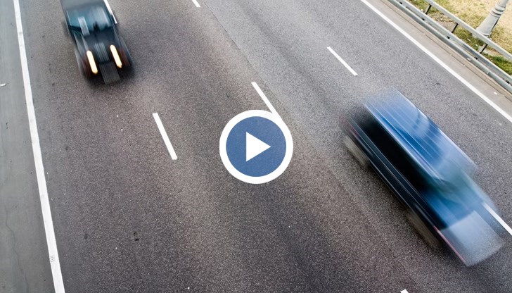 Автомобили правят резки маневри, за да избегнат челен удар