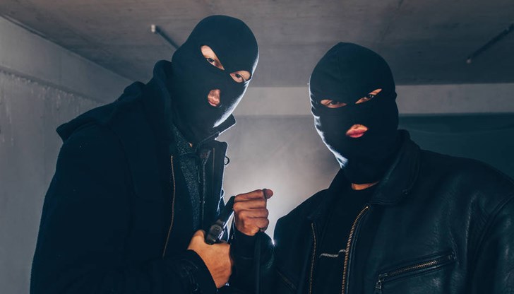 Младият мъж бил нападнат от двама с маски, докато се прибирал с приятелката си / Снимката е илюстративна Младият мъж бил нападнат от двама с маски, докато се прибирал с приятелката си / Снимката е илюстративна