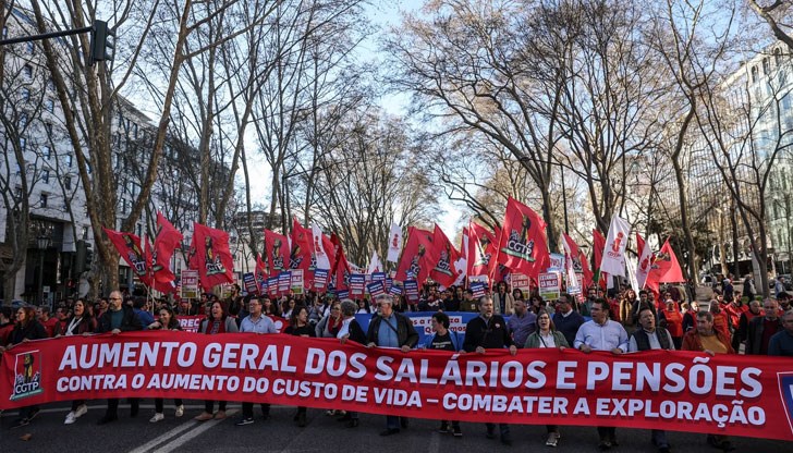 В Португалия скандират за по-високи заплати и ограничаване на цените на храните