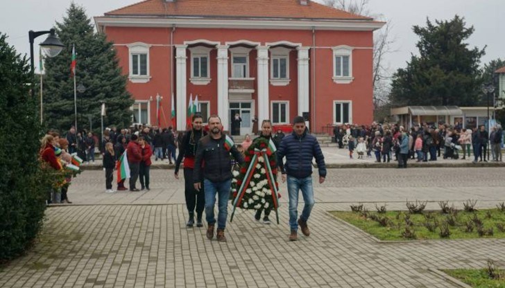 Множество граждани поднесоха венци и цветя и се поклониха пред паметника на героите, загинали за Освобождението на България