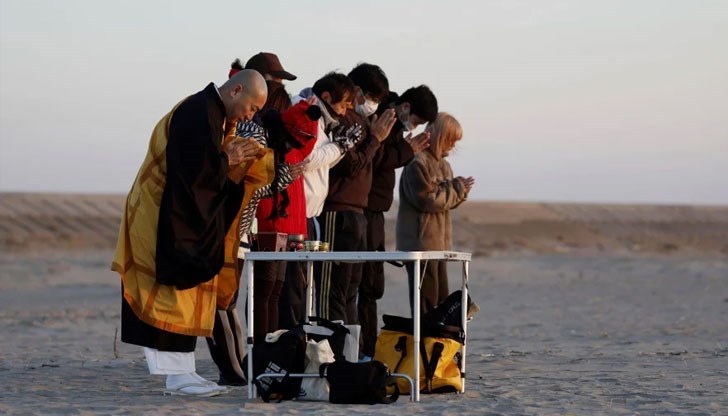 Японци отправиха молитви със сълзи в годишнината от смъртоносното цунами, което предизвика катастрофата във Фукушима