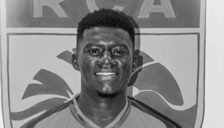 На 21-годишния бранител на "Расинг" Абиджан Мустафа Сила му прилошало и издъхнал в линейката по път към болницата