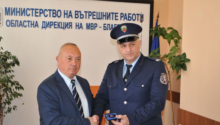 Младшият инспектор и колегите му получиха  пет пистолета „Валтер“ и седем електропреносими пистолета „Тейзър“