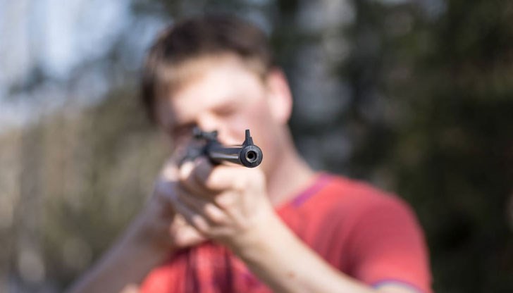 15-годишното момче си е купило онлайн пневматичен пистолет