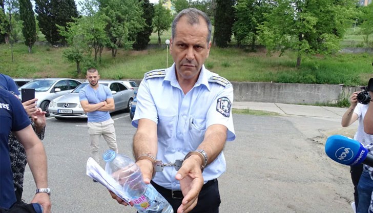 Бившият началник на Пътна полиция е предаден на съд и по обвинения за незаконно оръжие и искане на подкупи