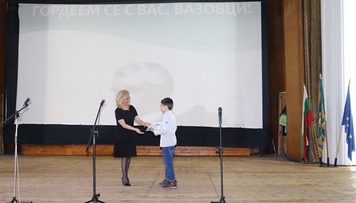 Анатоли Станев пожела на учениците да бъдат устремени и да преследват мечтите си