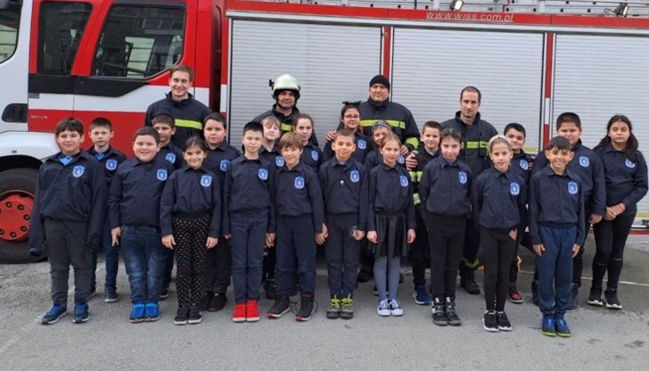 Децата се почувстваха като истински огнеборци и се запознаха с оборудването на пожарникарския автомобил