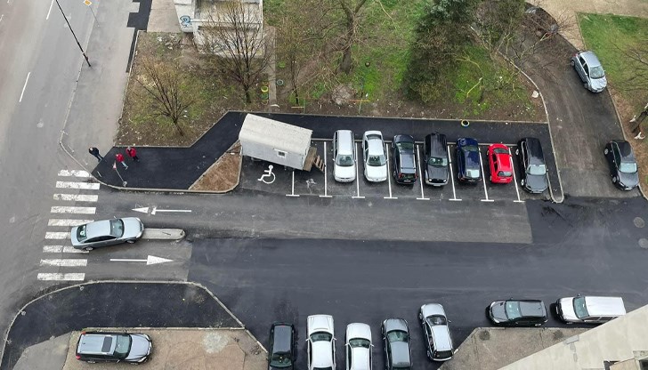 Става дума за островното съоръжение, което редовно "спъва" колите Става дума за островното съоръжение, което редовно "спъва" колите