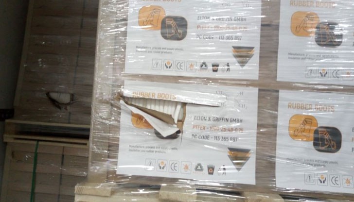 Те са били укрити в товарен автомобил в района на ГКПП Дунав мост 2