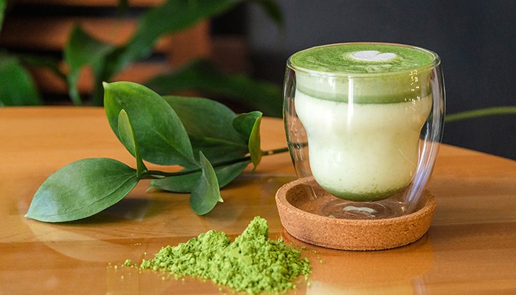 Матча - богата на кофеин алтернатива известна с наситения си цвят