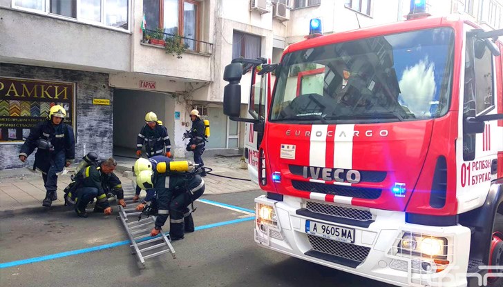 Три противопожарни автомобила и повече от 10 огнеборци се борят с пламъците