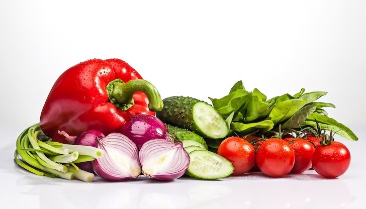 Хората купуват по един домат и една краставица