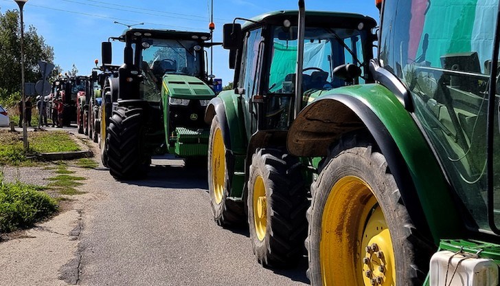 Зърнопроизводителите ще блокират в 10:00 часа днес кръговото кръстовище на Дунав мост при Русе Зърнопроизводителите ще блокират в 10:00 часа днес кръговото кръстовище на Дунав мост при Русе