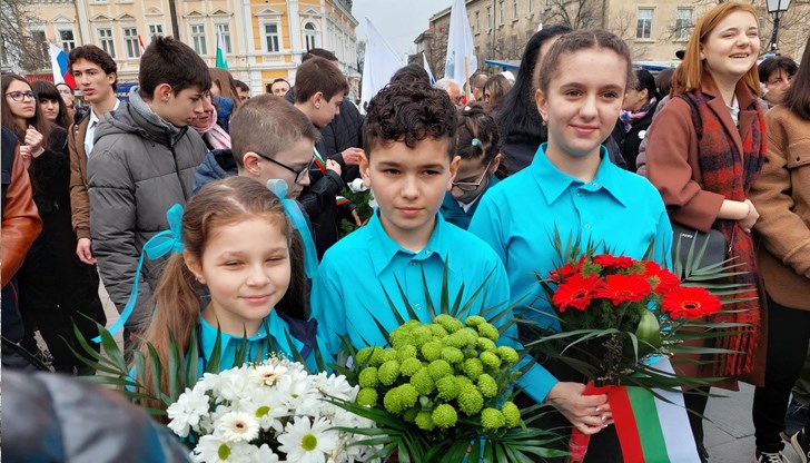 Учениците почетоха националния празник в Русе и на връх Шипка