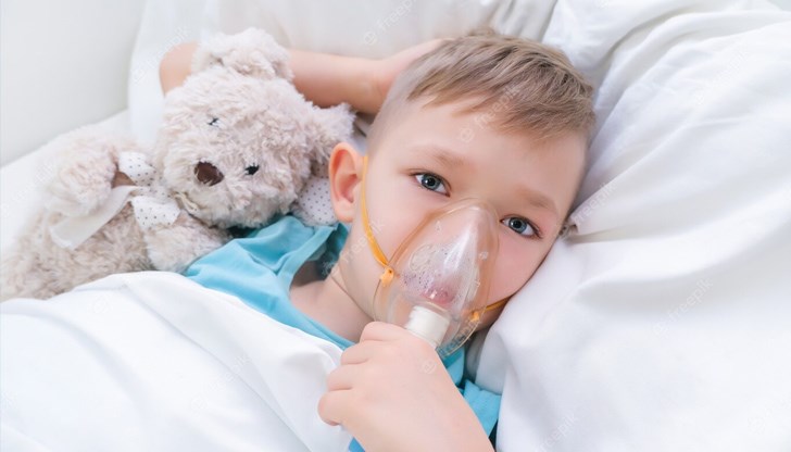 В момента се разпространяват редица вируси и бактерии, като уязвими са най-малките, обясняват медиците