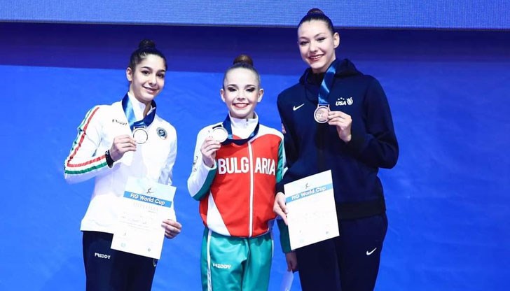 Стилияна Николова спечели златен медал на топка и бронзов на лента на финалите
